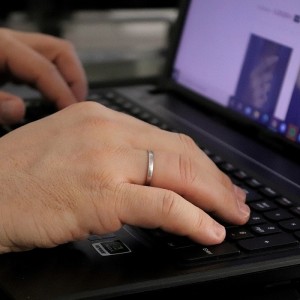 Bombeli 2mm Mat Beyaz Alyans (Erkek)