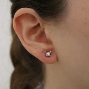 0,08 Karat Tek Taş Efektli Pırlanta Küpe