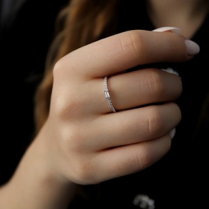 0.18 Karat Pırlanta Baget Yüzük