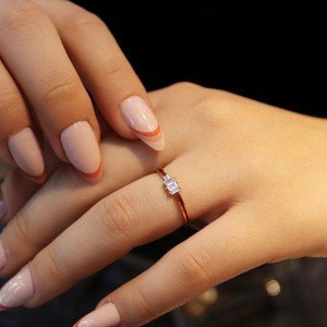 Kırmızı Mineli Pırlanta Baget Yüzük